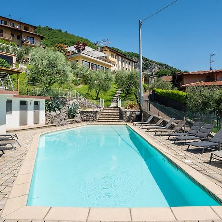 Hotel Miranda Riva di Solto Bagian luar foto