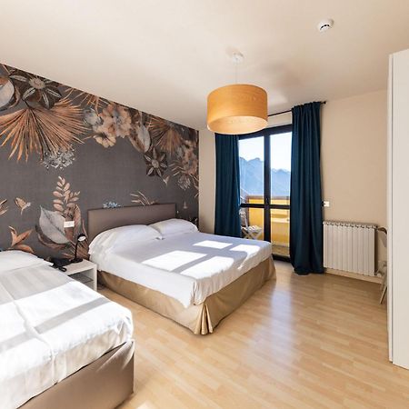 Hotel Miranda Riva di Solto Bagian luar foto