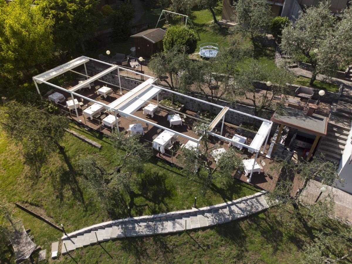 Hotel Miranda Riva di Solto Bagian luar foto