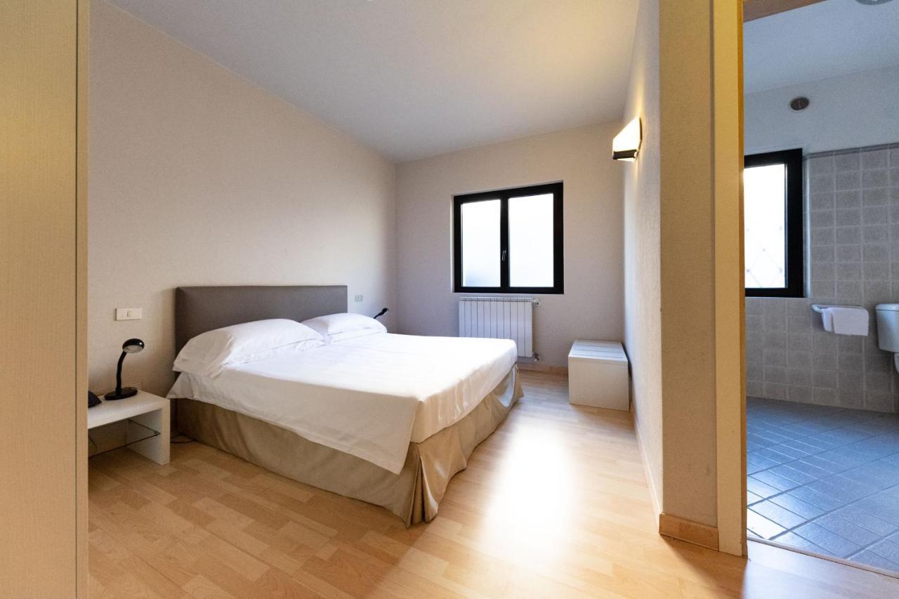 Hotel Miranda Riva di Solto Bagian luar foto
