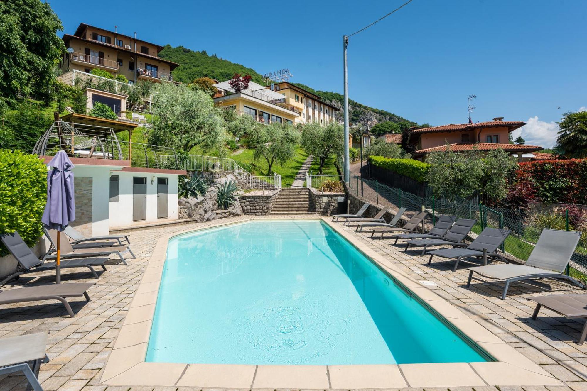 Hotel Miranda Riva di Solto Bagian luar foto