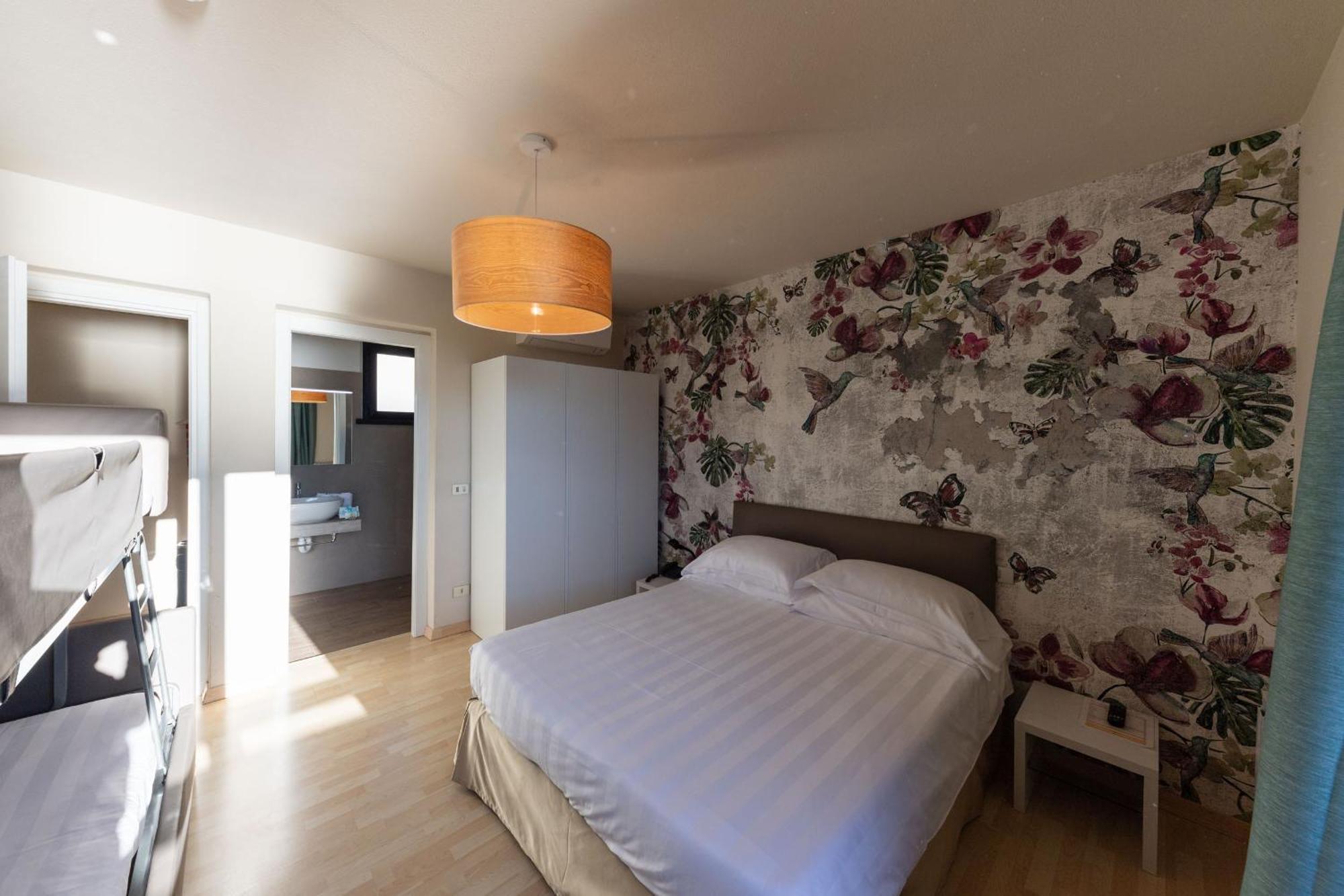 Hotel Miranda Riva di Solto Bagian luar foto