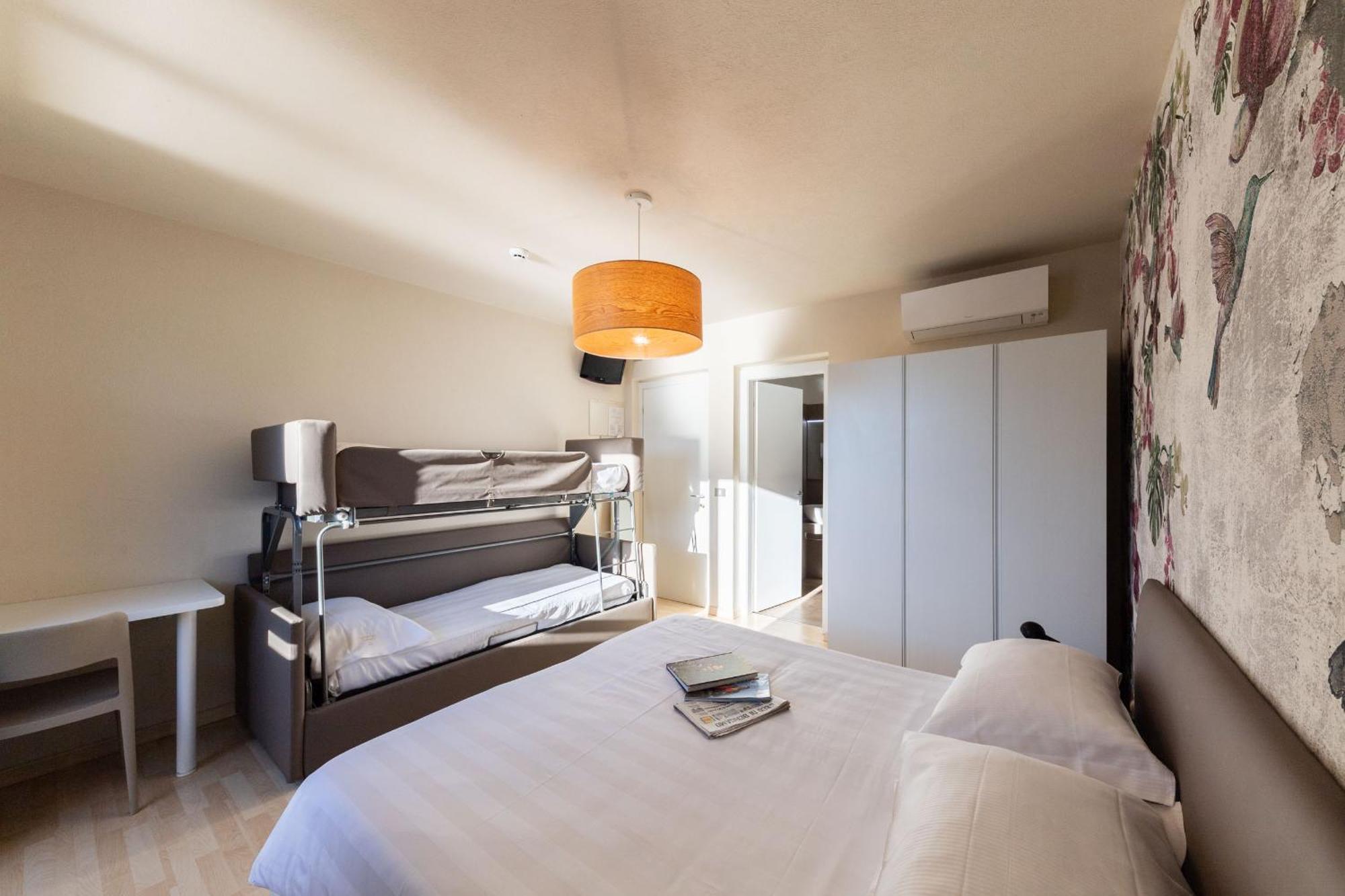 Hotel Miranda Riva di Solto Ruang foto
