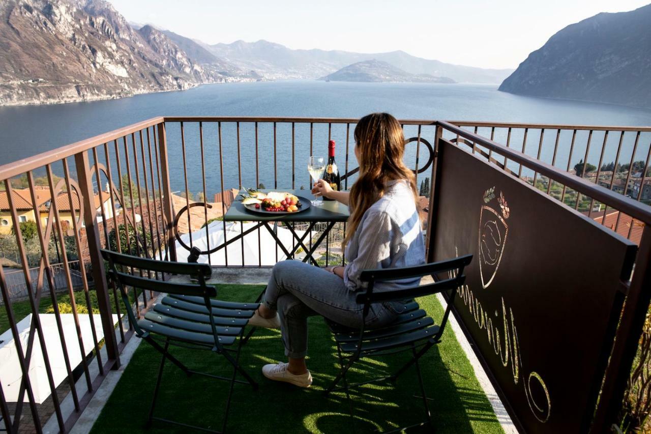 Hotel Miranda Riva di Solto Bagian luar foto