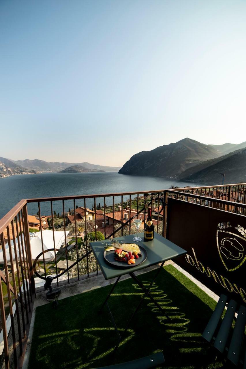 Hotel Miranda Riva di Solto Bagian luar foto