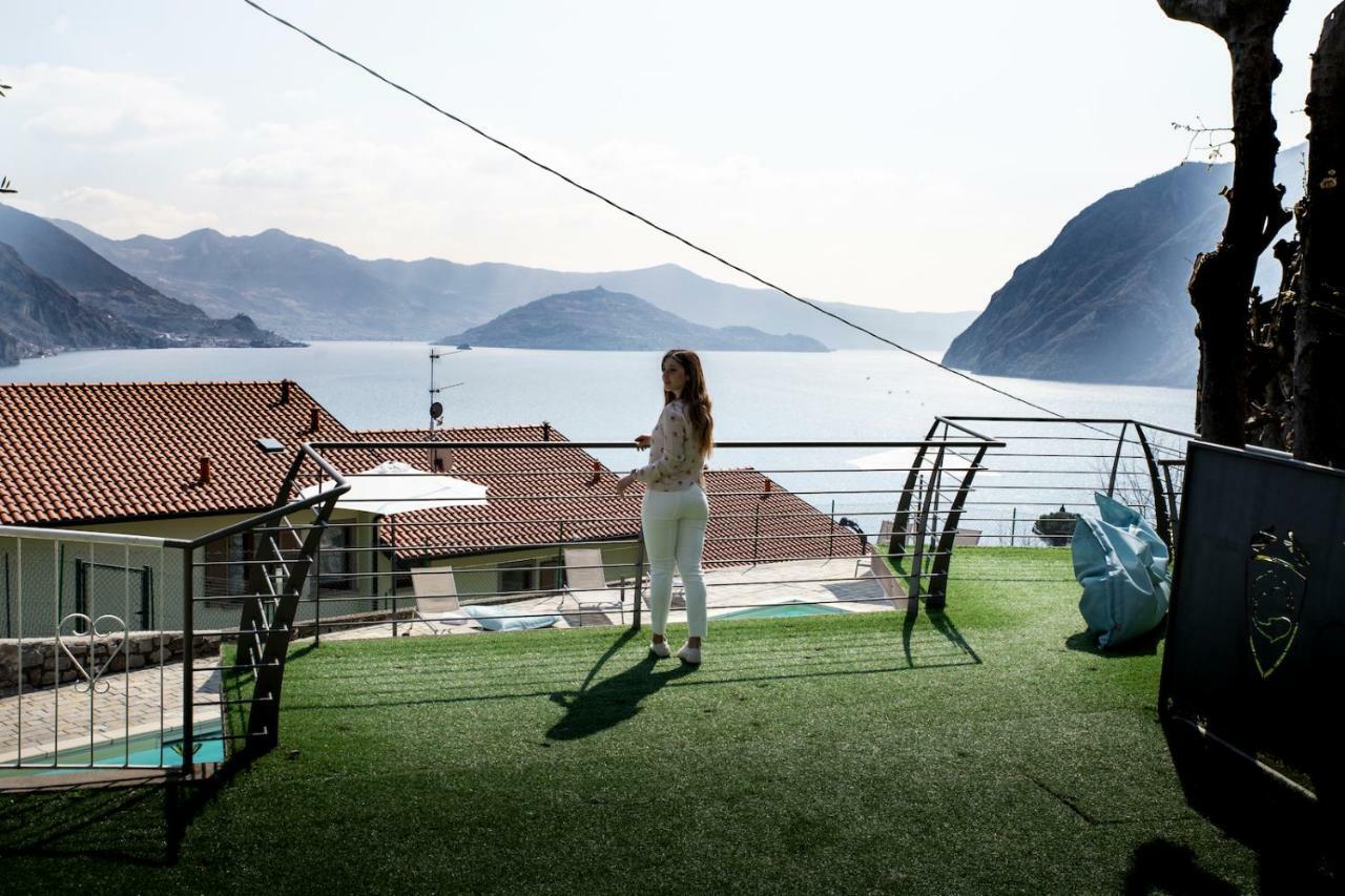Hotel Miranda Riva di Solto Bagian luar foto