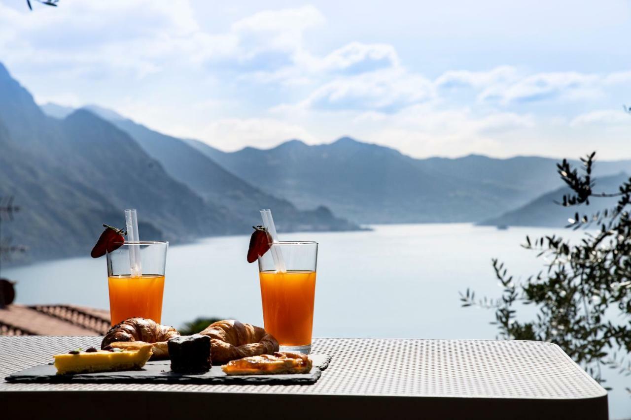 Hotel Miranda Riva di Solto Bagian luar foto